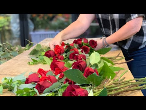 Video: Voorstedelijk gebied: versier met je eigen handen met verse bloemen