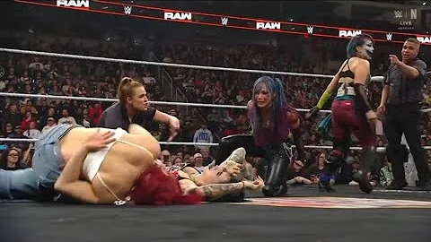 The Kabuki Warriors attacks Iyo Sky and Rhea Ripley RAW 15/12/2025 (in English)