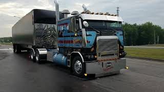 Badass Freightliner FLB Cabover at Esso in Maskinongé, Quebec