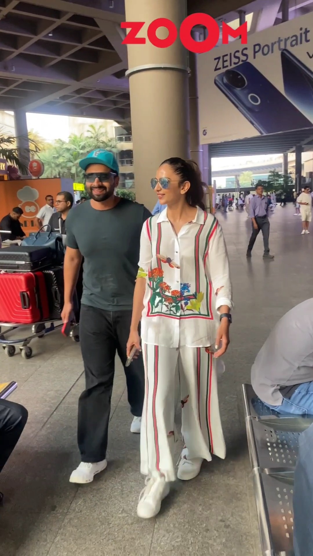 Rakul Preet Singh- Jacky Bhagnani's STYLISH airport look steals the spotlight ? #shorts