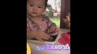 Bunda sarwendah lagi nyuapin tania makan gais.. Live ig#taniaputraonsu