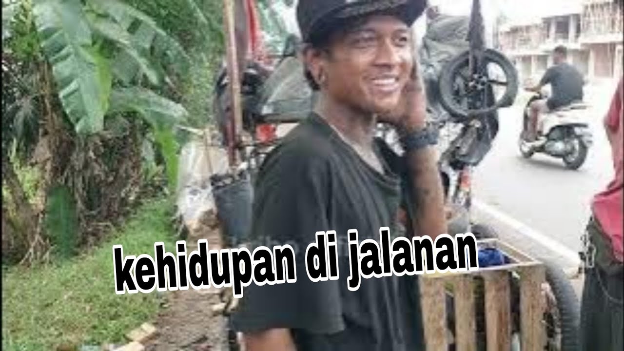 Vespa extreme nabrak mobil