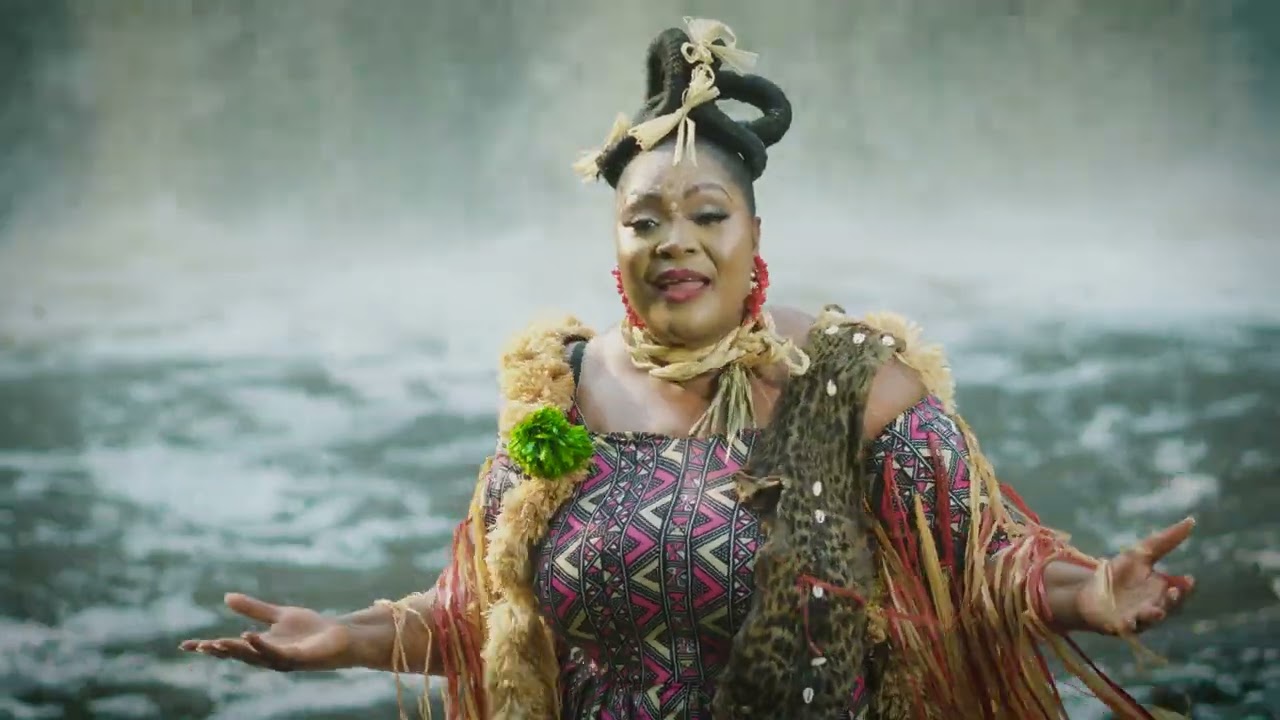 Amandine - L'unité des filles et fils D'akieni (Official Music Video)