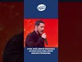 Ator José Loreto emociona ao dar casa para sócio durante programa