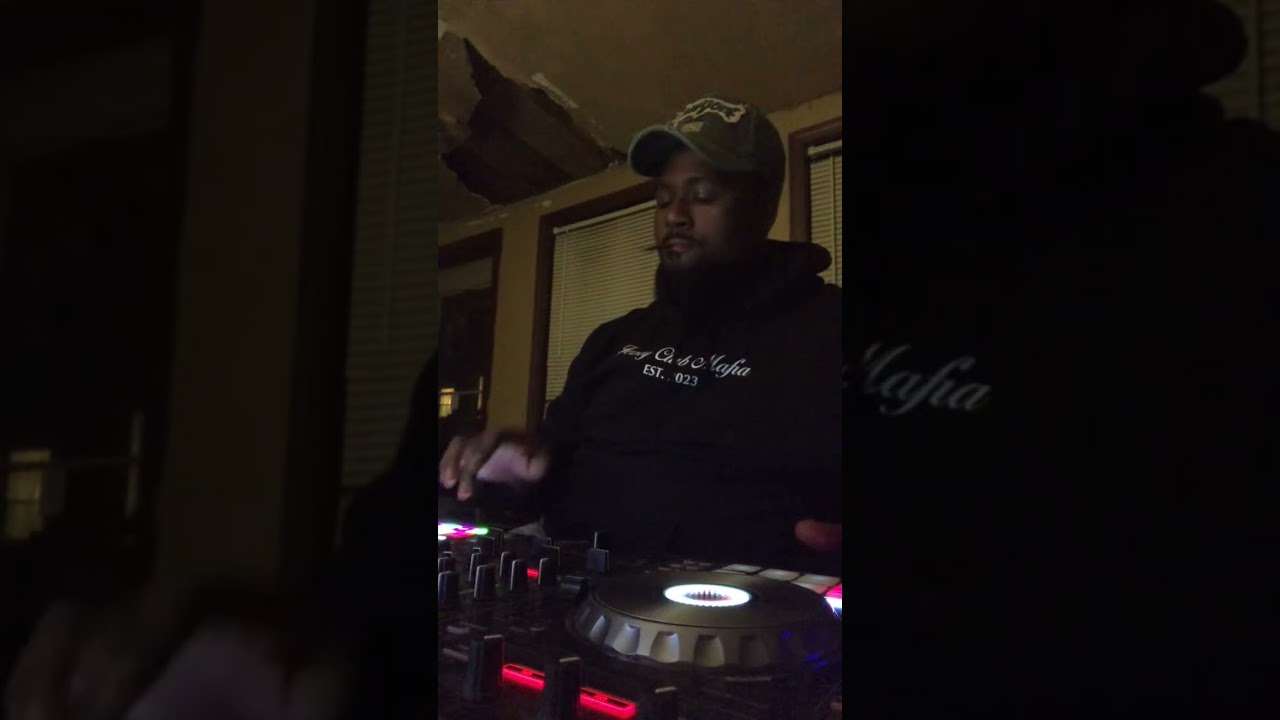 DJ K-SHiZ makes a house beat with DDJ Controller