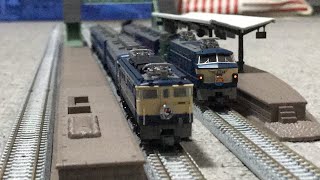 EF66形EF66 27電気機関車「忘年会列車ホリデーパル号」ヘッドマーク+JR 貨車 ヨ8000形8639+スシ24+スシ24 502+国鉄 貨車 ヨ8000形8402編成が走行！【Nゲージ】