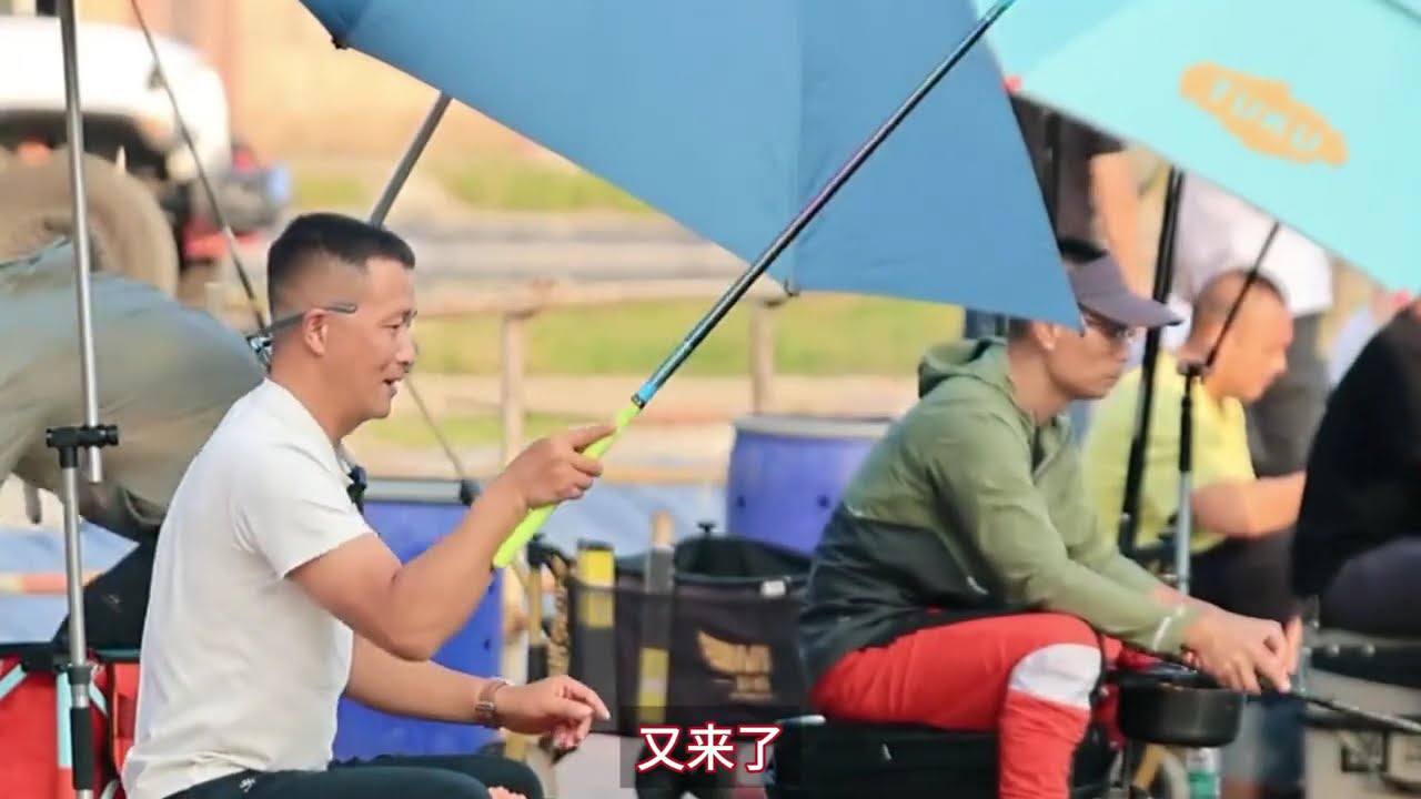 遇到美女摊主不容易，我这次非得好好“盘”老板 #dou是钓鱼人 #原来钓鱼才是抖音运动顶流 #2025dou来钓鱼 #搞笑日常 #摆摊生活 #钓鱼vlog #真实生活 #钓鱼人日常