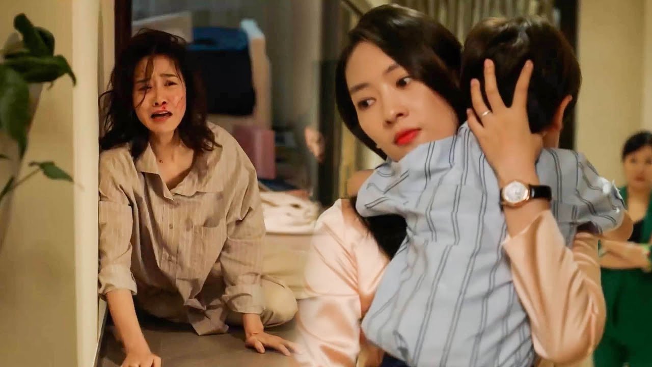 Хозяйка блокирует ребенка жены, жена злится и учит ее на месте!