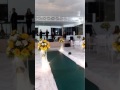 Menina emociona a todos cantando em casamento.