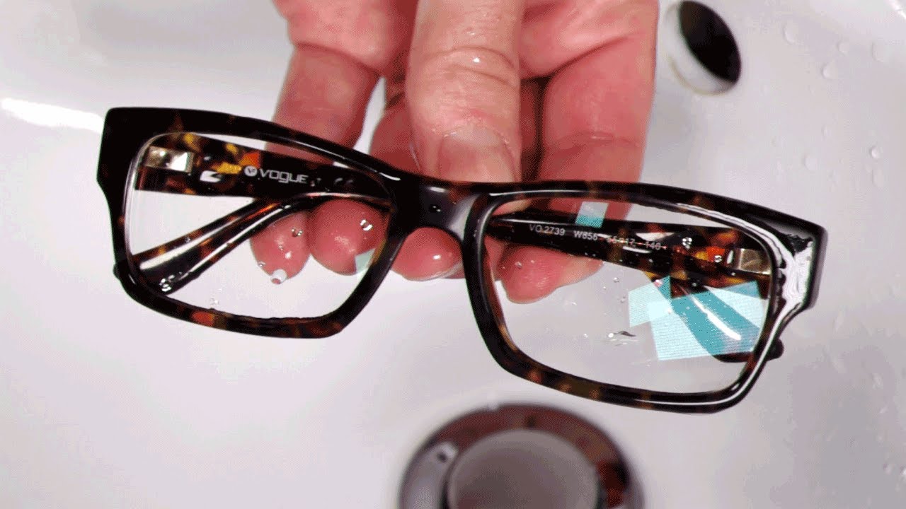 Jak prawidłowo wyczyścić soczewki i oprawki okularów | Jak pielęgnować  okulary i je przechowywać - YouTube