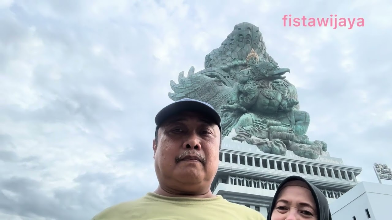 Keluarga Jalan - Jalan ke GWK Bali