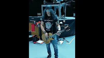 Slash soundcheck with Guns N’ Roses