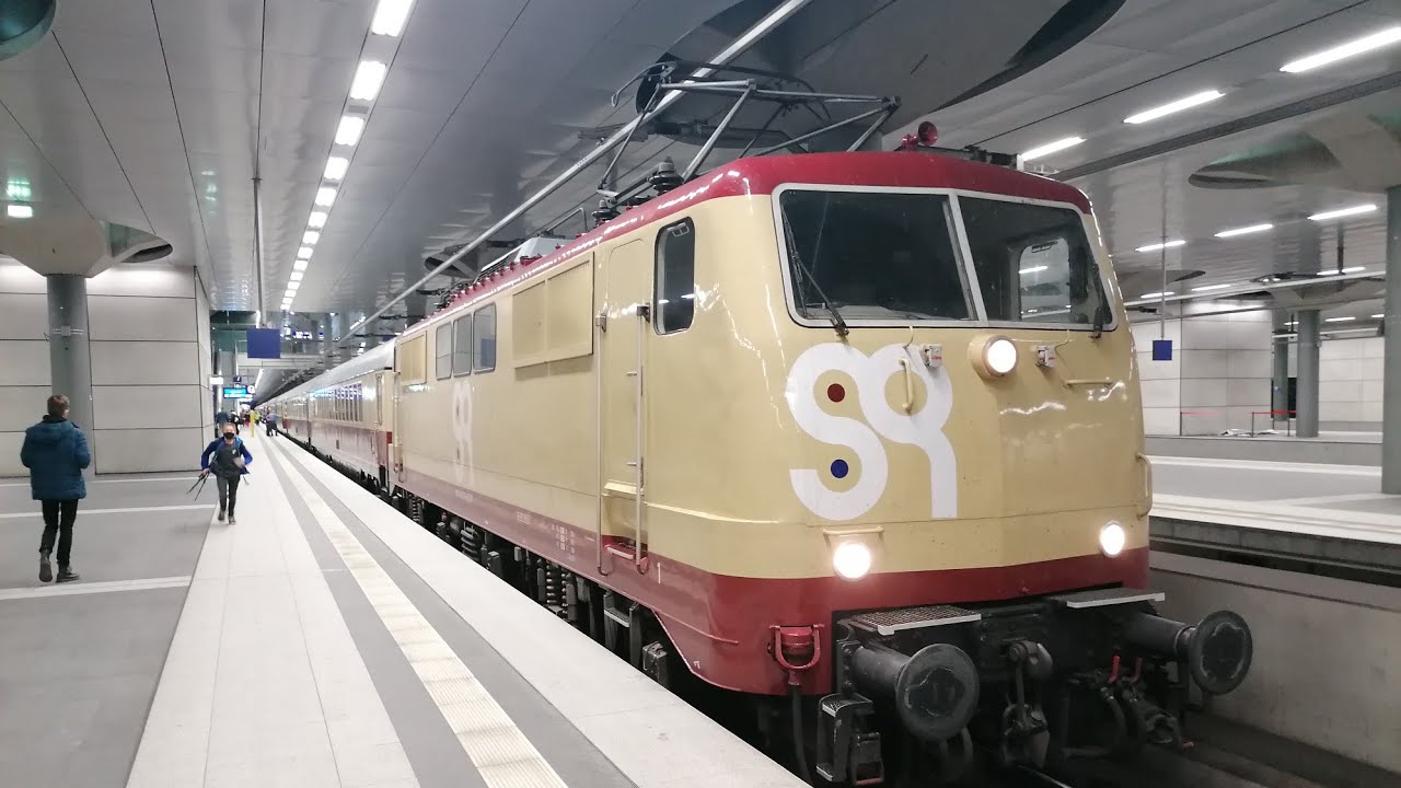 Sonderzug der AKE-Rheingold in Berlin Hbf mit 2x Baureihe 111 auf dem ...