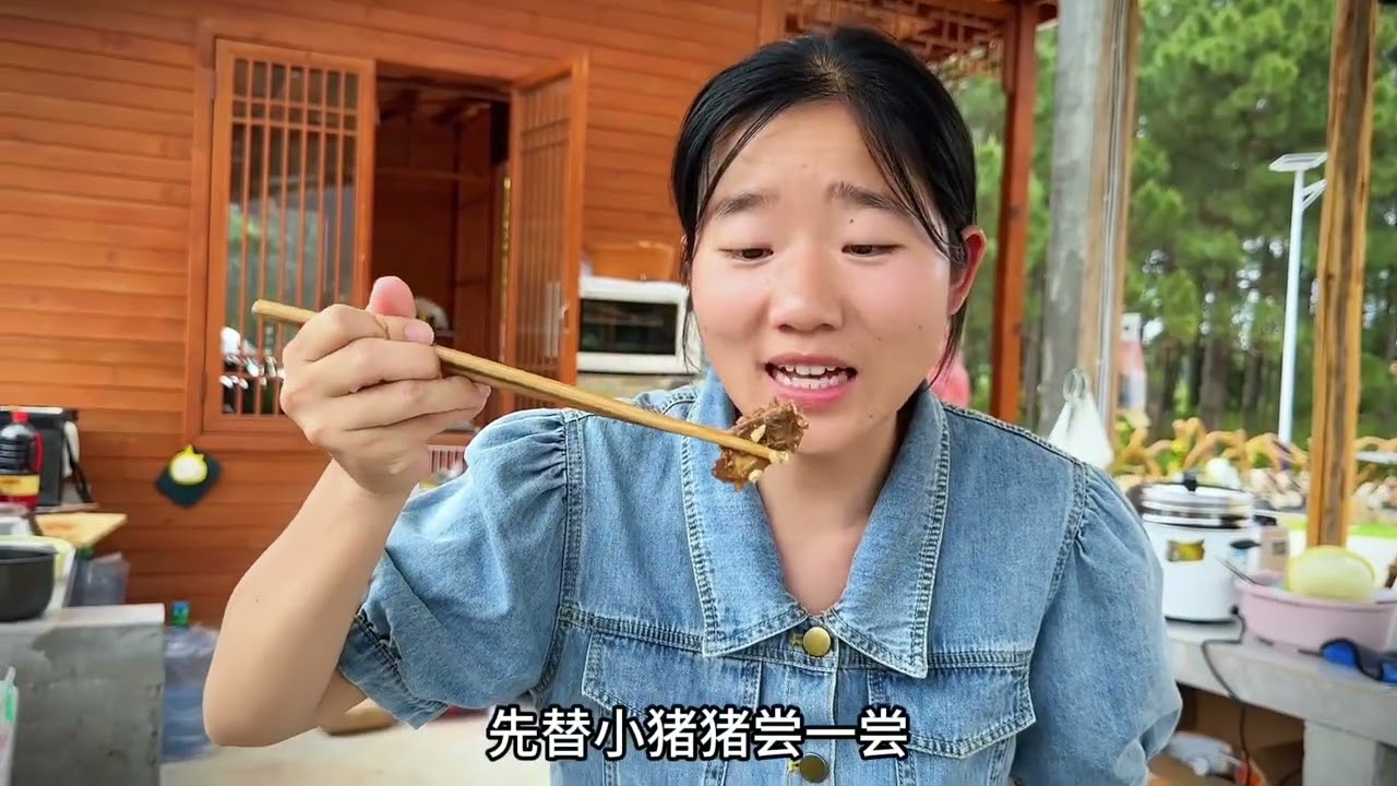 婆婆特意把家养土鸡宰了一只给小丰补身体，小猪猪又抓了几只鸡补上，这下不愁没得鸡肉吃。一鸡两吃，满足营养和美味