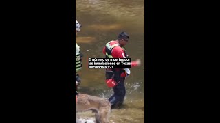 Equipos de rescate de México ayudan en las labores de rescate de las inundaciones en Texas