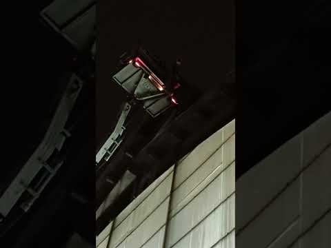 video από την επιχείρηση της ΠΥ για την απομάκρυνση του plexiglass στο ΕΑΚ