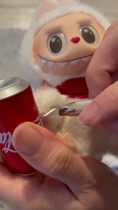 Cutting the Coca Cola from sitting Labubu#labubu#disney#mokoko#unboxing#cute#popmart#zimomo#小春#pop