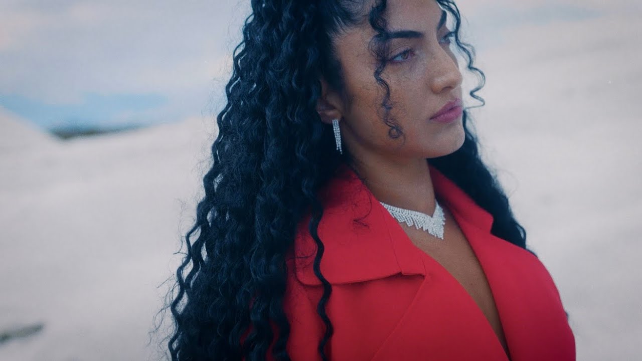 AURA ZEKIAN - HORS DU TEMPS (Clip Officiel)