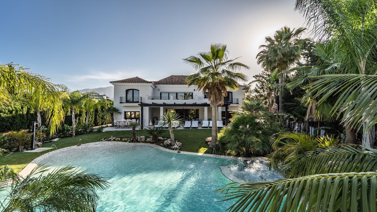 Charming 8 Bedroom Villa in a Private Oasis, Marbella, €3.495.000 | Marbella Hills Homes Real Estate