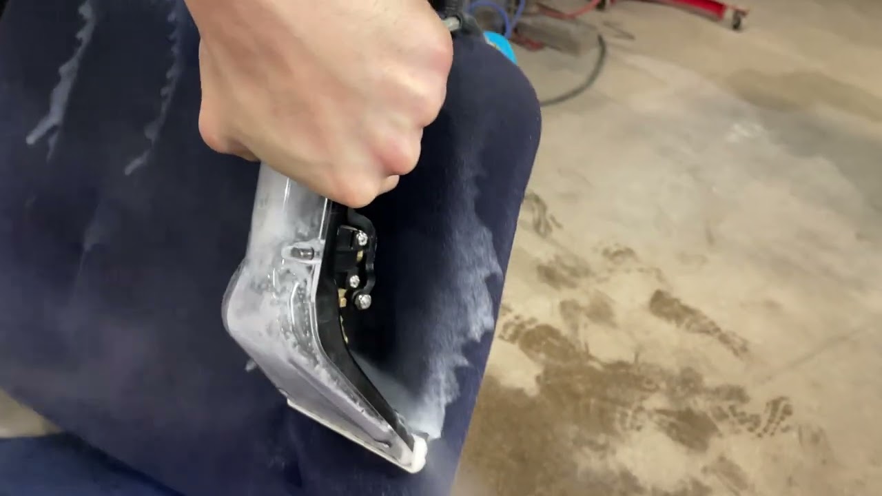 8070 Mytee Lite Shampooing Vacuum In Action