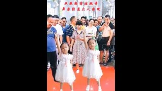 雙胞胎萌娃在小區廣場表演舞蹈,舞姿翩翩引眾人圍觀稱好。#舞蹈 #萌娃#家庭親情 #童真童趣  #剪映視頻製作