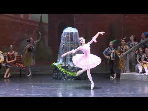 ალექსანდრე მიშუტინი, რომელმაც გამოსაშვები საღამოსათვის დადგა სპექტაკლი არლეკინის მილიონები მეოთხე