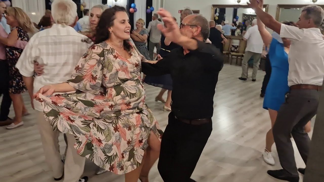 Ależ TAŃCUJĄ przy świetnej nutce, trawecka zielona, aż powyżej kolana!