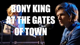 Miniatura de vídeo de "BONY KING "At the gates of town" sur Pure"
