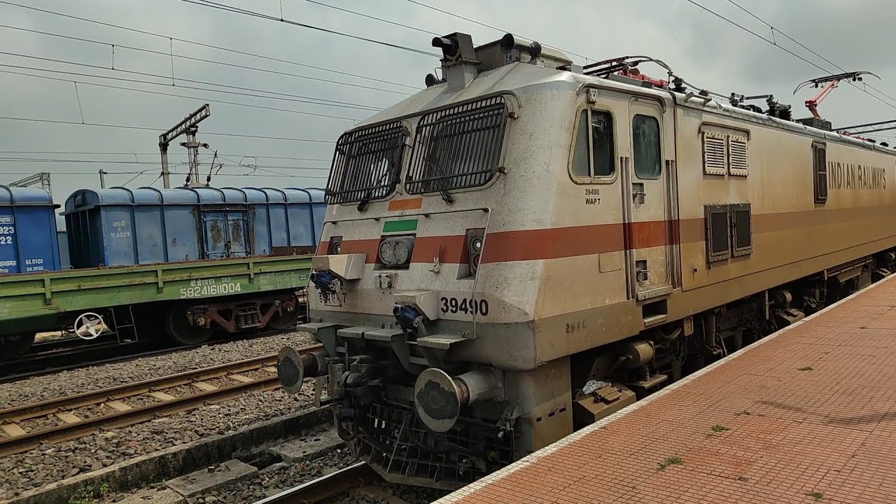 BGKT WAP-7 with 22663 Tambaram - Jodhpur SF Express arriving at Akola Junction.