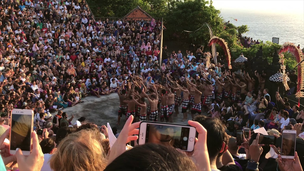 バリ ウルワツ寺院のケチャダンスとインド洋に浮かぶ夕陽 Earthwalkers バリ ウルワツ寺院のケチャダンスとインド洋に浮かぶ夕陽 Earthwalkers