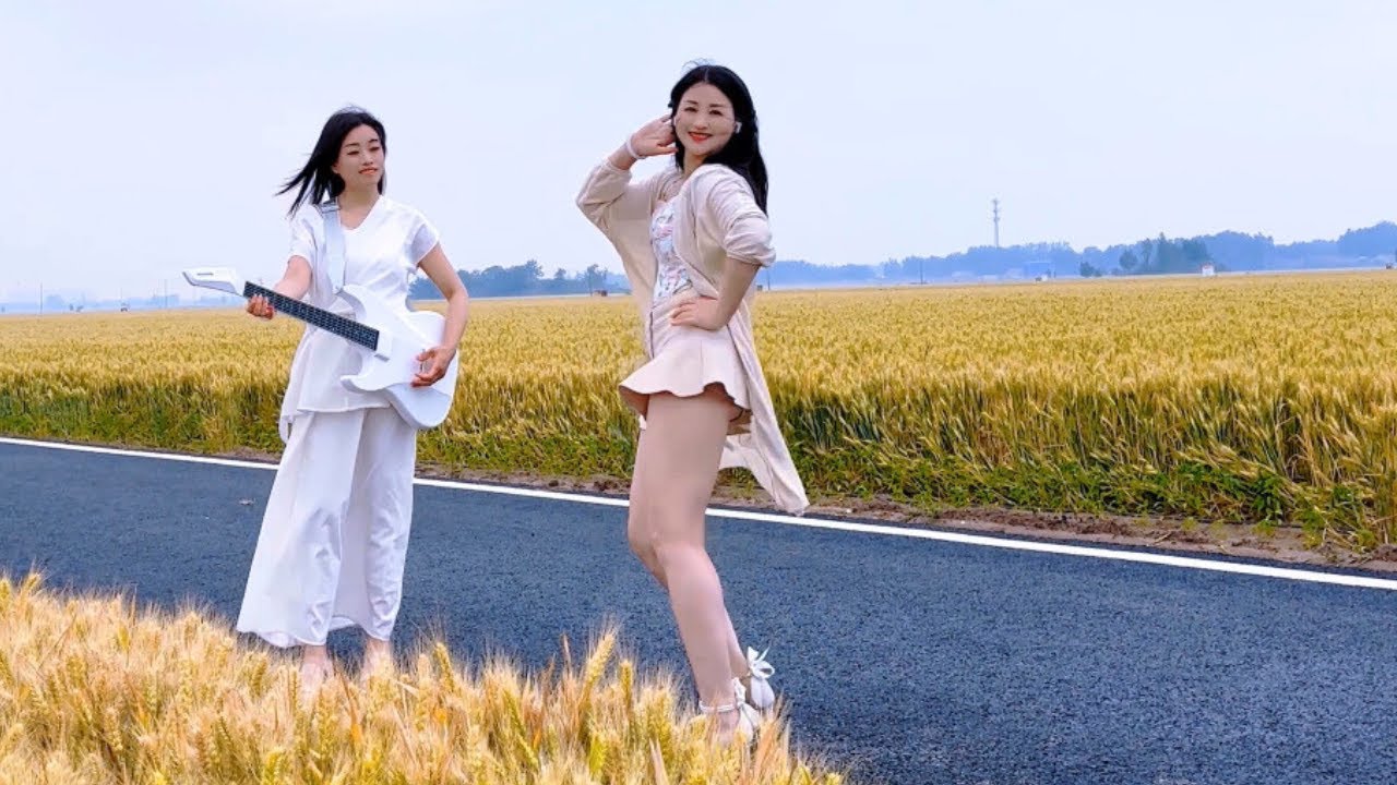 的麦田舞《风吹麦浪》姐动感妩媚