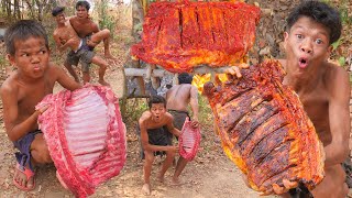 Wilderness cooking - yummy Coocking pork Rib Eating In jugle for lunch #000160