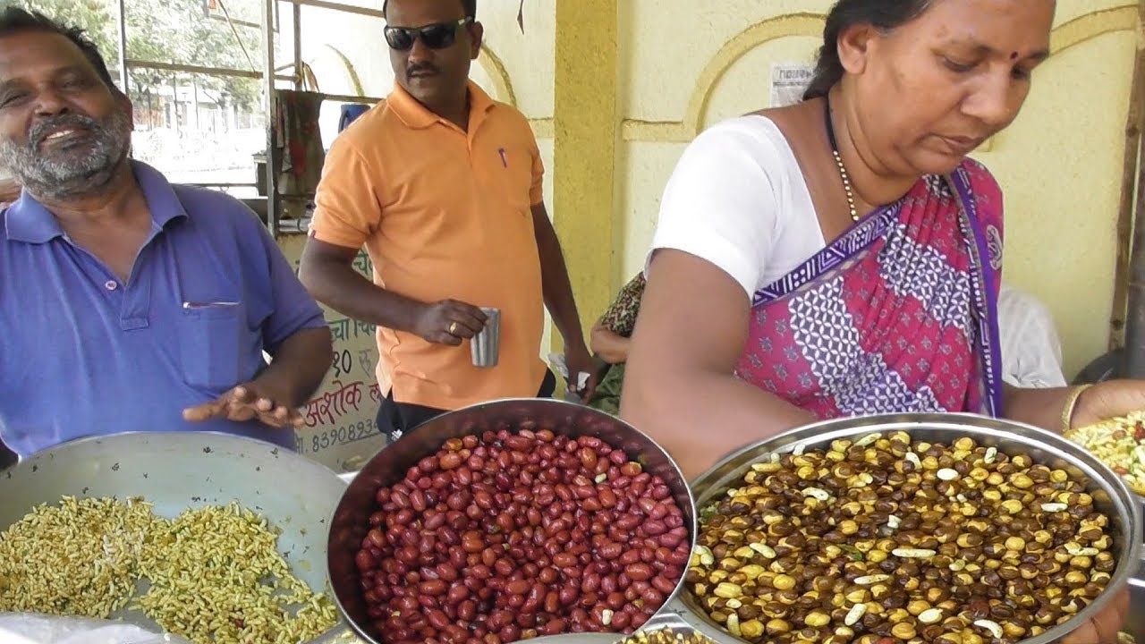 ईमानदार विक्रेता ( Husband - Wife ) - Masala Murmura @ 10 rs - Street Food India | Indian Food Loves You