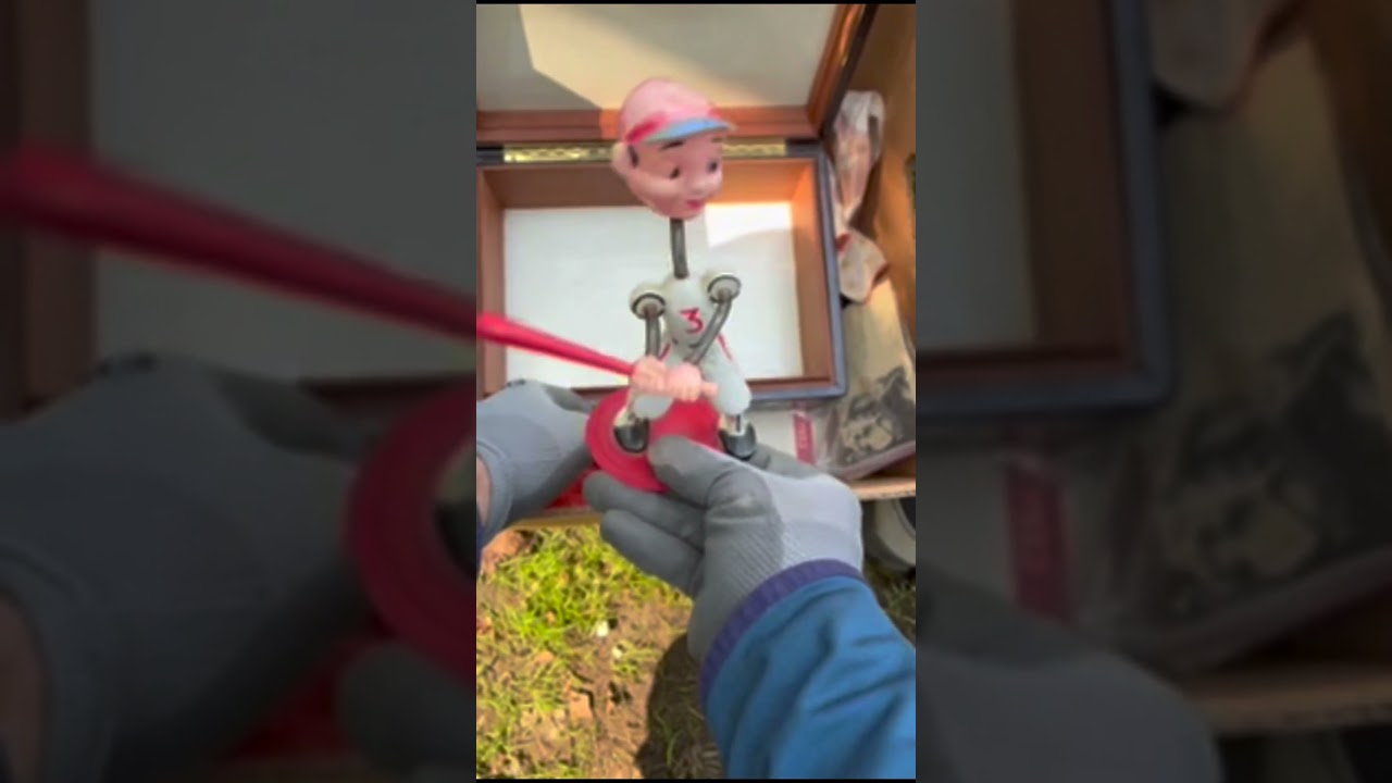 Винтажные кроссовки и спортивные памятные вещи обнаружены в коллекции, к которой не прикасались д...