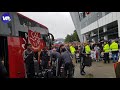 Spelersbus Ajax flink uitgejouwd bij aankomst Philips Stadion