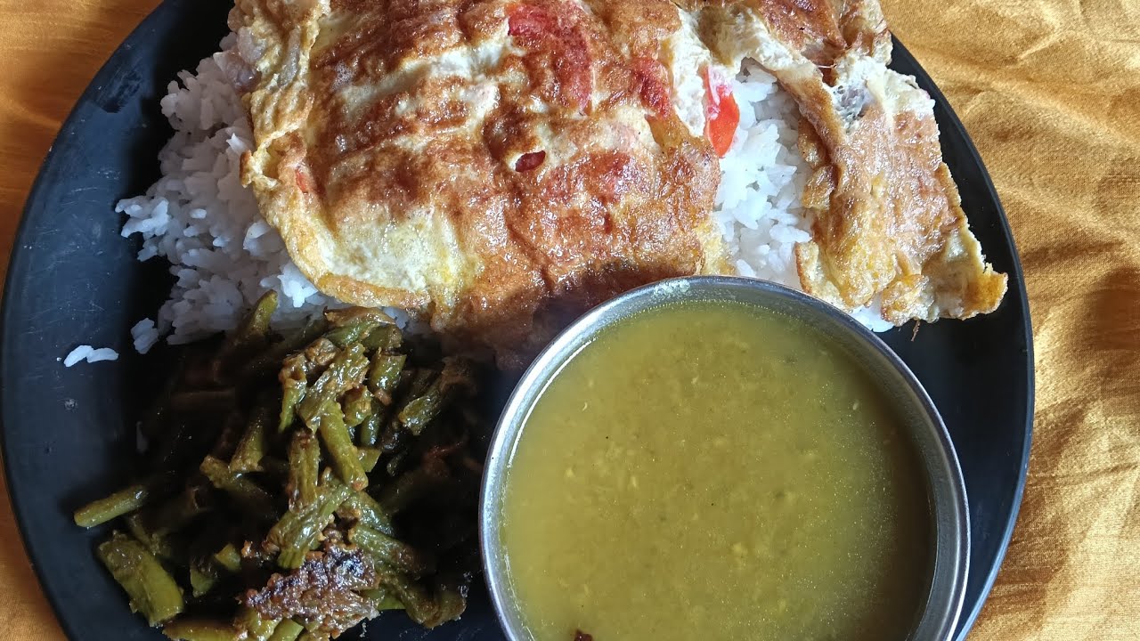 Hello doston today I eat rice and dal and beans bin sabji and and amlet 🍛 