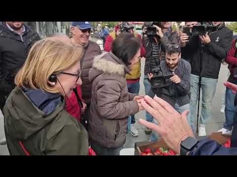 UPA Andalucía reparte fresas de Huelva para promocionar su consumo saludable