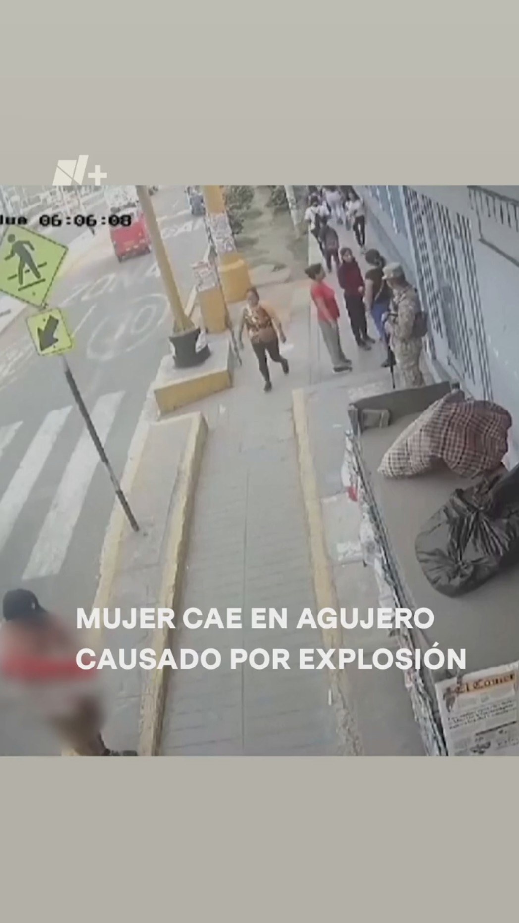Mujer cae en agujero dejado por explosión - N+ #Shorts