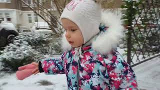 Диана младшая дочка знакомиться с нечастым явлением в Краснодаре со снегом