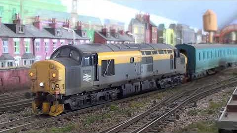 Bachmann class 37 fitted with iphone speaker from Roads & rails for TTS sound. Parcels vans & more