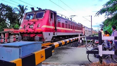 Quick Accelerating Red Beast WAP-4 Loco Led Howrah-Azimganj Express Through Railgate | ER