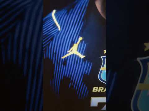 não faz sentido camiseta azul da seleção brasileira de futebol ter um jogador de basquete 🤦🤬😭🤮🤣😂😅🏀x⚽