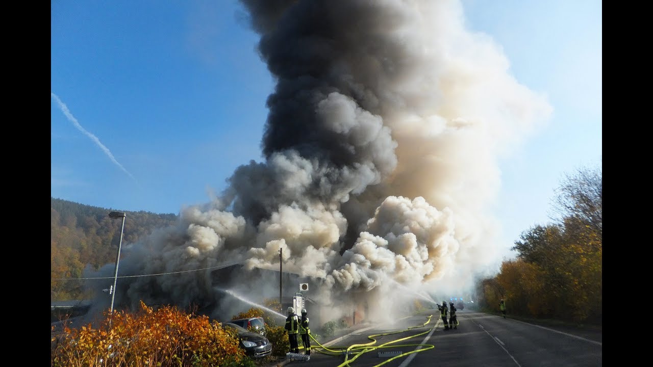 Großbrand Lagerhalle / KFZ-Werkstatt - 03.11.18 -  Freiw. Feuerwehr Reinhardshagen