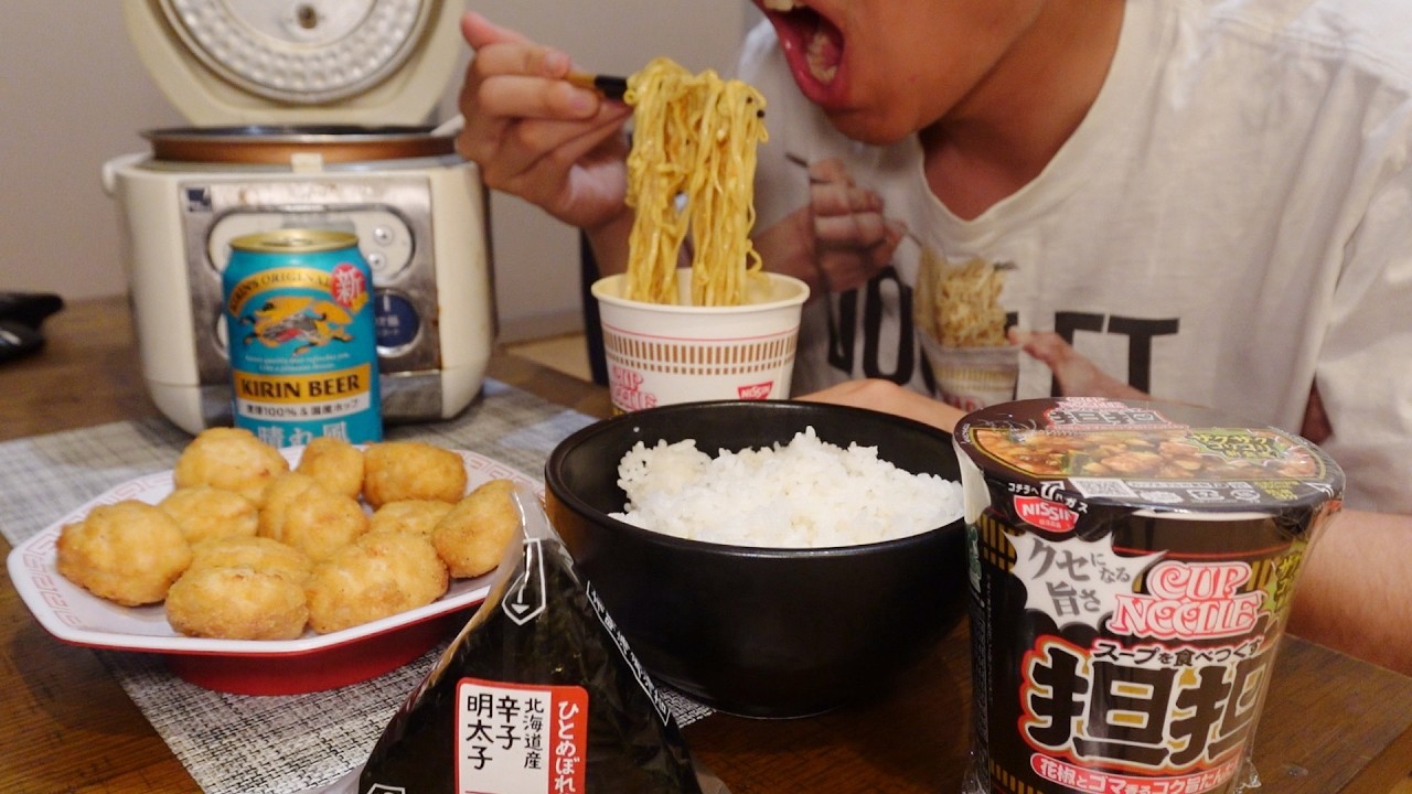 深夜にカップ麺と唐揚げをワンパク食い!