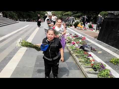 უცნობი ჯარისკაცის საფლავთან მიტანილი ყვავილები რამდენიმე წუთში მოიპარეს