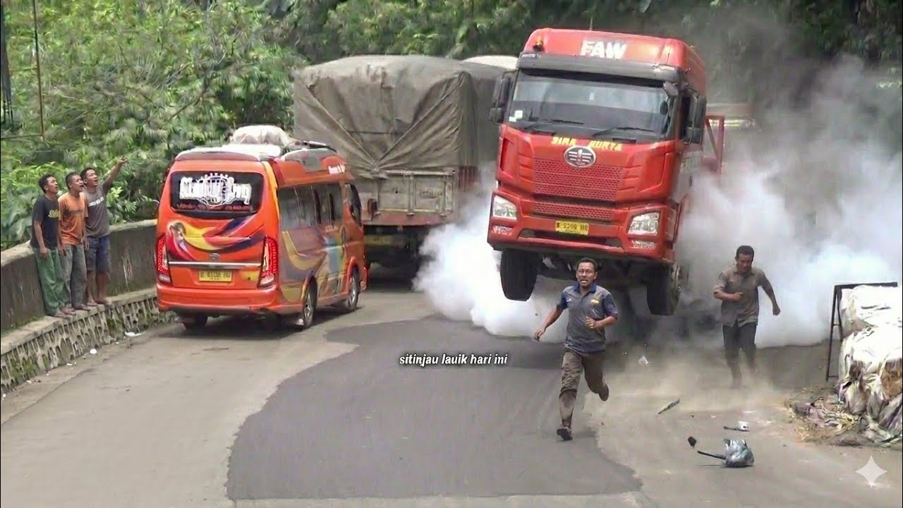 Ngeri‼️Menit Menit M3ng3rikan Depan Mata, Truk Super Panjang Tersiksa Di Tanjakan Sitinjau Lauik