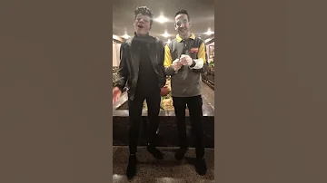 كل اللي كان قاعد سابو اللي في أيديهم و ركزوا مع صوته اسمع الموهبة الفنان هادي الف شكر لكل خاين 