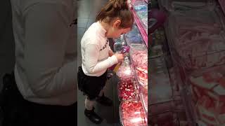 اشترينا حلويات ملونة|Totti bought colorful sweets اطفال توتي فيديو العاب حلويات غزل وزين وتيم