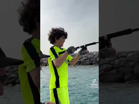سمو الشيخ ناصر بن حمد ال خليفة في لقطات عفوية من رحلة صيد عائلية 