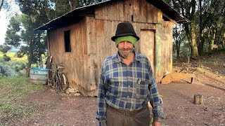 SEU TUTA DO RIO GRANDE DO SUL ELE VIVE SOZINHO ISOLADO NO MEIO DO MATO NESSA CASA SEM LUZ